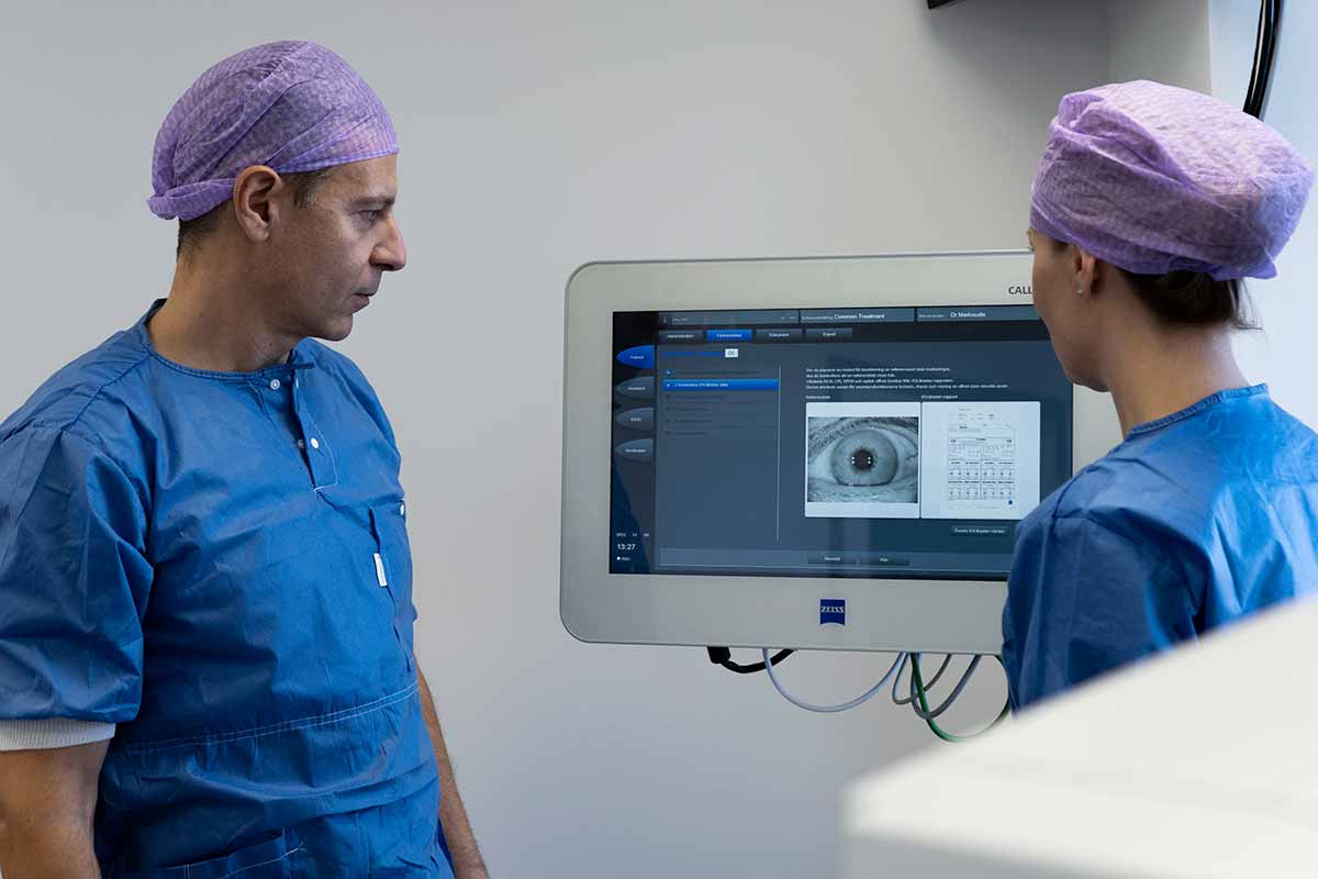 Ögonläkare hos Optalmica Ögonklinik i Stockholm utför ögonoperation